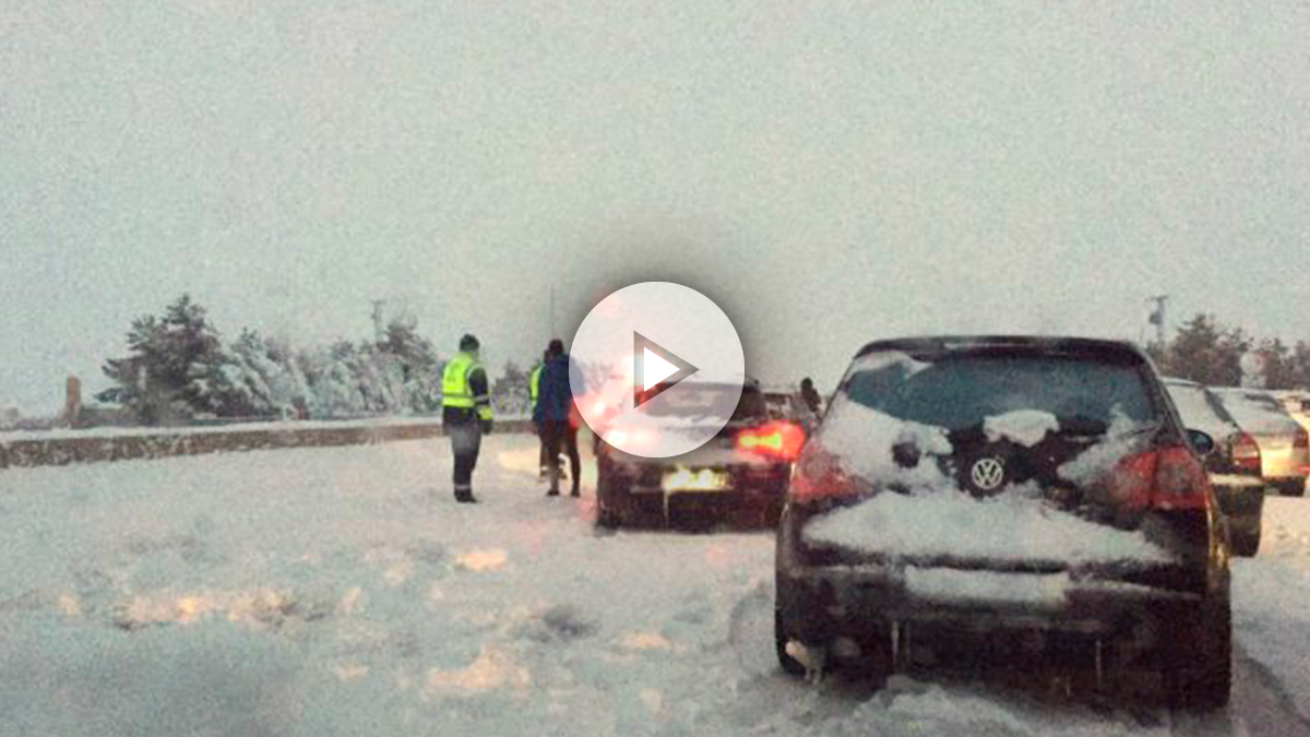 Coches atrapados en la AP6 en Segovia por la nieve (Foto: Efe).