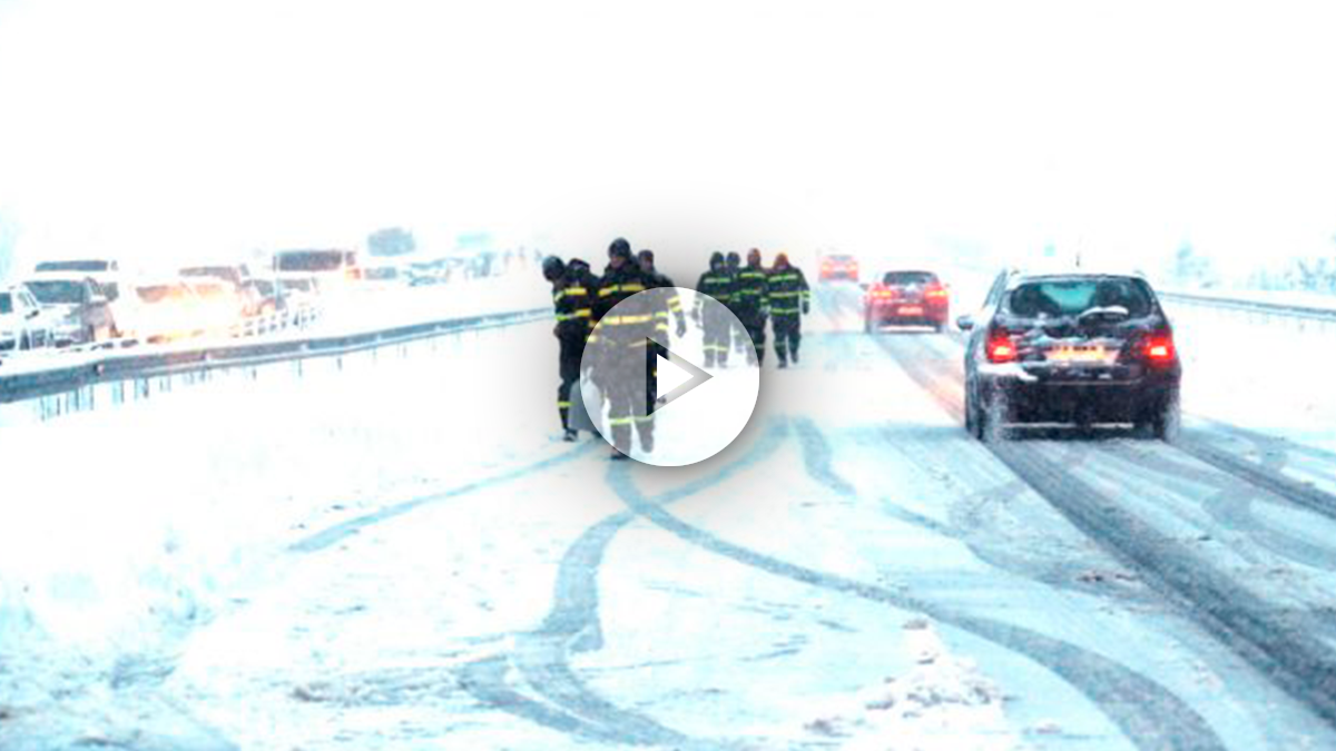 La UME en plena acción rescatando coches atrapados por la nieve en la AP6 (Foto: Efe).