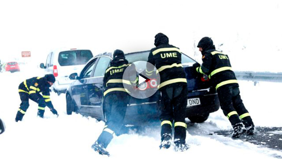 Efectivos de la UME empujan un coche atrapado por la nieve en la AP6 (Foto: Efe).