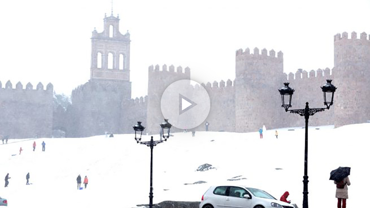 Las calles de Ávila cubiertas de nieve. (Vídeos: @formerluni @lore_gm86)