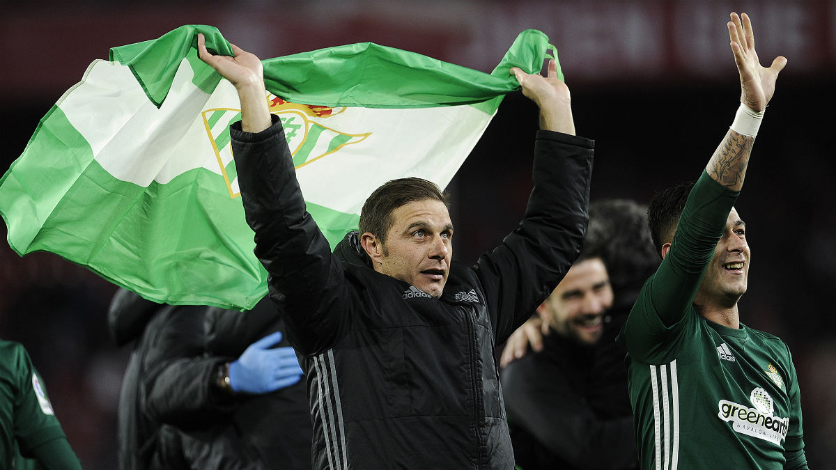 Los jugadores del Betis celebran la victoria contra el Sevilla. (AFP)