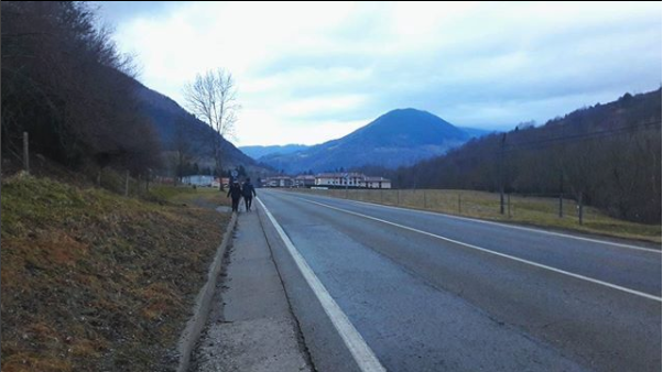 Puigdemont cuelga en Instagram una enigmática foto de la carretera que conduce a la frontera