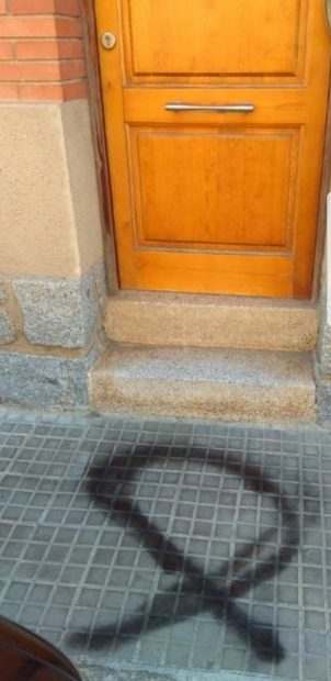 Pintada frente a la puerta de la casa de una familia en un pueblo de Barcelona