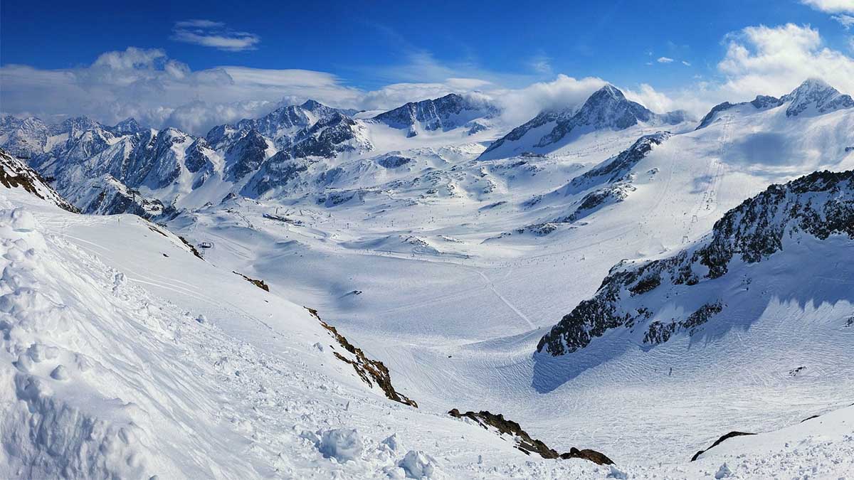 El glaciar alpino es el glaciar tipo, ya que en él se pueden distinguir todas sus partes: circo glaciar, lengua glaciar y zona de ablación
