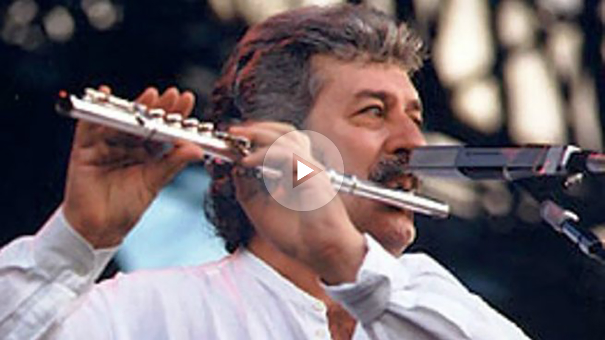 El flautista y vocalista de Tha Moody Blues, Ray Thomas.
