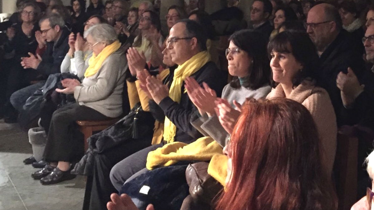 Jordi Turull, sentado en primera fila de la iglesia parroquial de Amer (Gerona), junto a otros candidatos de Junts per Catalunya