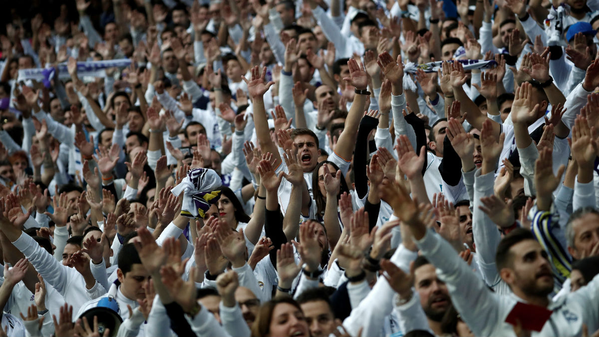 El público del Bernabéu anima al Real Madrid en un partido de Champions. (Getty)