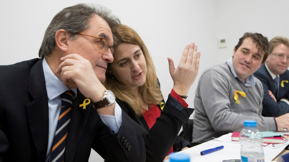 Artur Mas habla con Marta Pascal, junto a los dirigentes del PDeCAT David Bonvehí y Ferran Bel, antes de su rueda de prensa. (EFE)