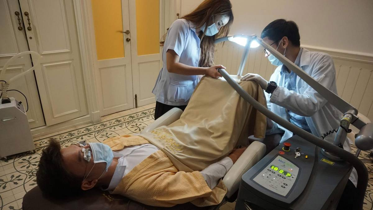 Unos cien pacientes al mes se someten al blanqueamiento de pene en el Hospital Lelux de Bangkok
