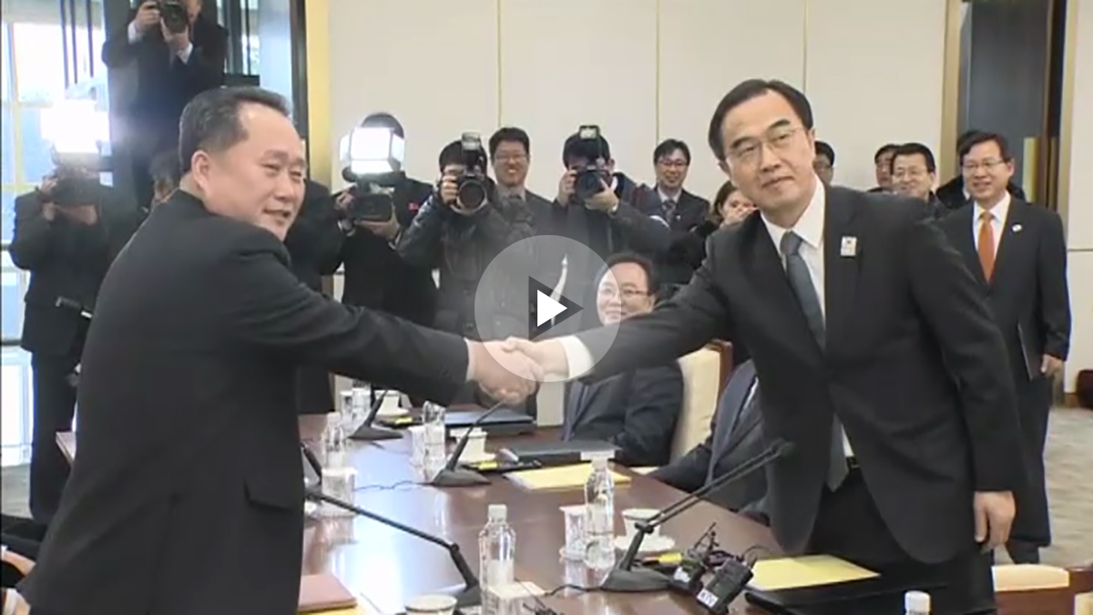Los representantes de Corea del Norte y Corea del Sur se estrechan la mano en el primer cara a cara diplomático en años.