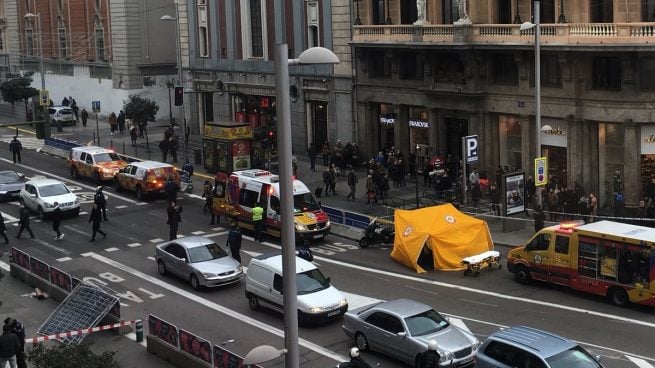 Herido un joven tras caer de un octavo piso en Gran Vía e intentar agarrarse a las luces de Navidad