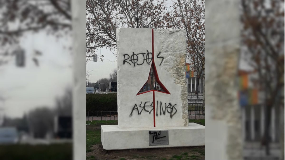 El monolito de homenaje a las Brigada Internacionales, atacado con pintadas neonazis.