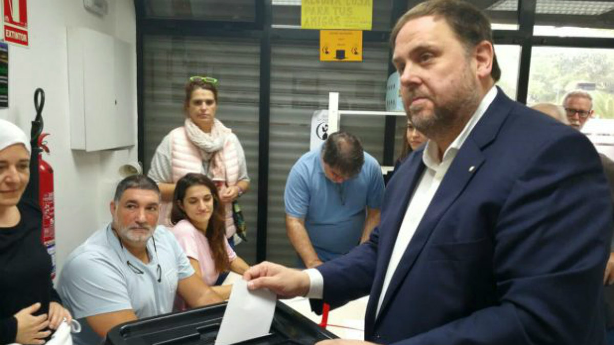 Oriol Junqueras, votando en el referéndum ilegal de independencia del 1-O.