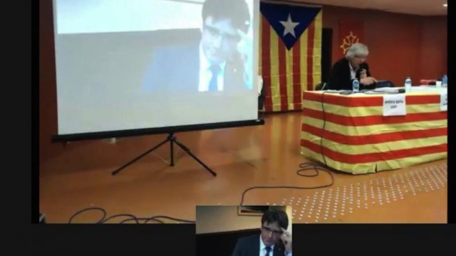 El fugado Puigdemont no se atreve a salir de Bruselas e interviene en Montpellier por videoconferencia