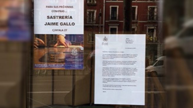 El sastre del Rey Don Juan Carlos cierra su tienda en Madrid criticando en su escaparate a las grandes marcas