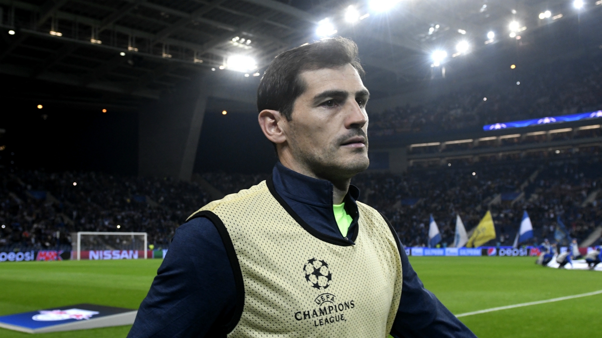 Iker Casillas con el peto de suplente durante un partido de Champions del Porto. (AFP)