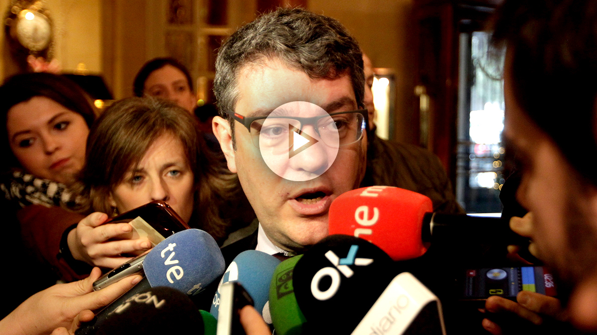 El Ministro de Energía, Turismo y Agenda Digital, Álvaro Nada, atendiendo a los medios. (Foto: Francisco Toledo)