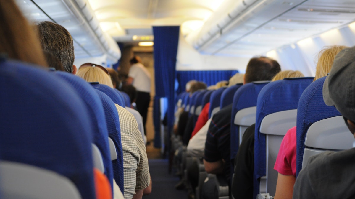 Conoce la historia que arrasa, una mujer da a luz en pleno vuelo y abandona al bebé