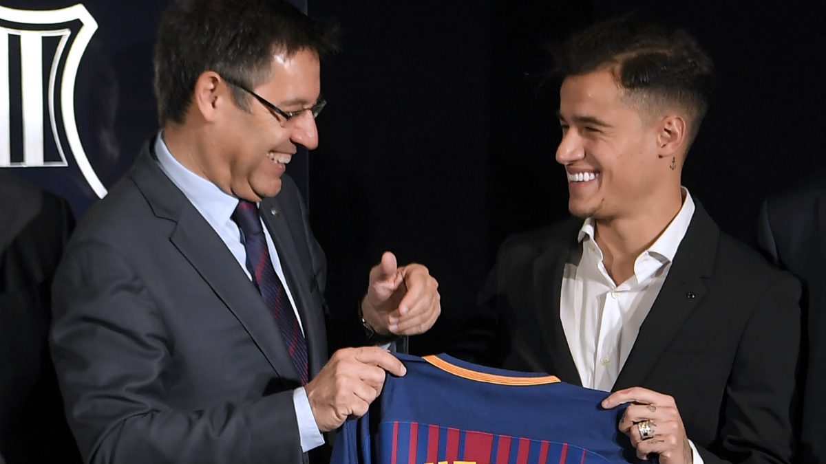 Coutinho choca la mano con Bartomeu en su presentación. (AFP)