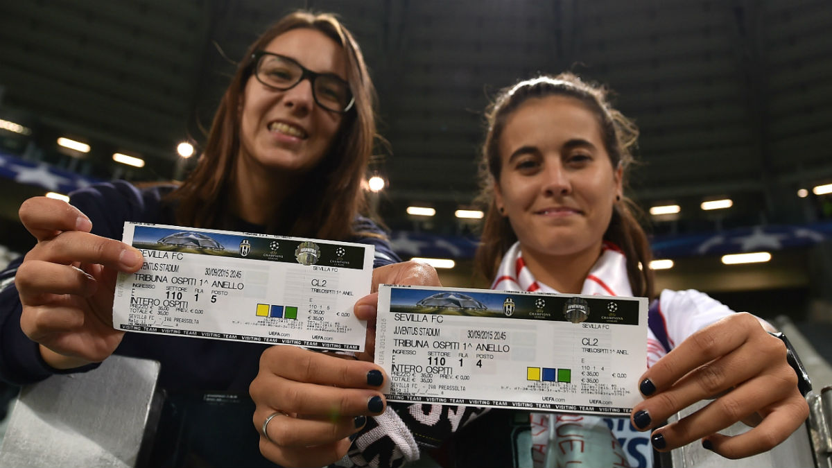 Aficionadas del Sevilla enseñan entradas  en un partido europeo. (Getty)