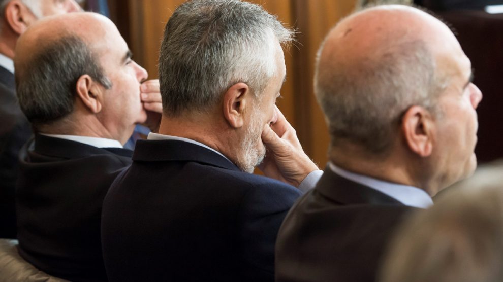 Gaspar Zarrías, José Antonio Griñan y Manuel Chaves en el banquillo del juicio por el caso ERE. (Foto: EFE)