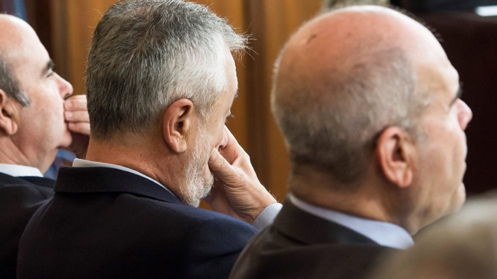 Gaspar Zarrías, José Antonio Griñan y Manuel Chaves en el banquillo del juicio por el caso ERE. (Foto: EFE)