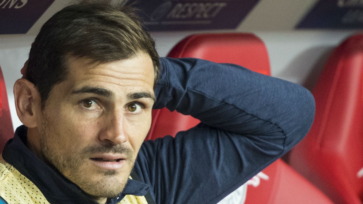 Iker Casillas, en el banquillo durante un partido con el Oporto. (AFP)