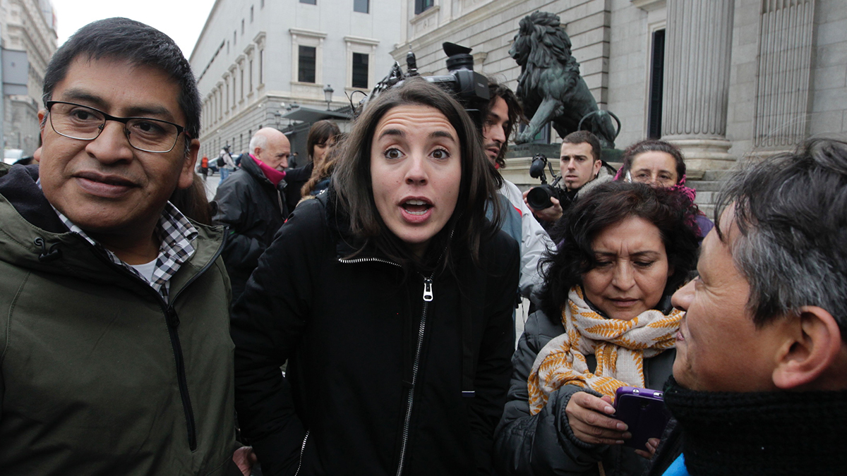 Irene Montero, de Podemos, junto a miembros de la Plataforma Stop Desahucios. (FOTO: Francisco Toledo)