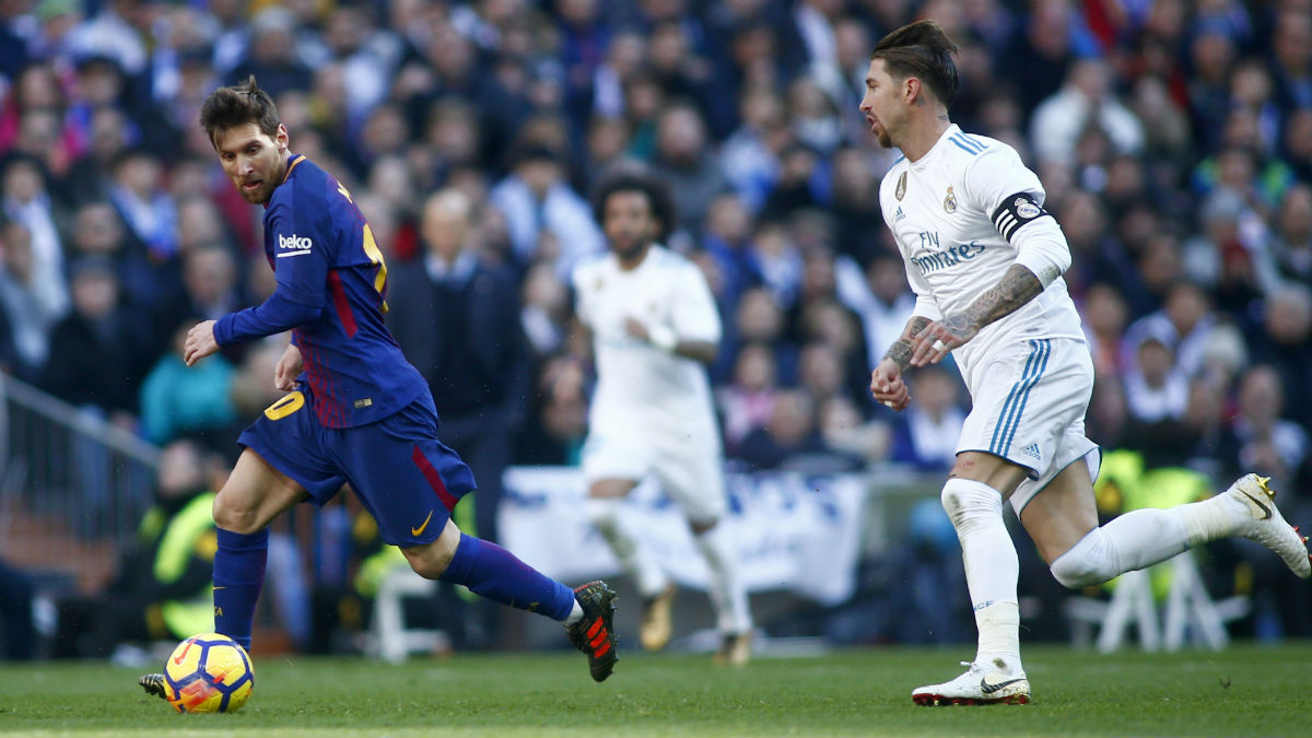 Messi controla un balón ante Sergio Ramos. (AFP)