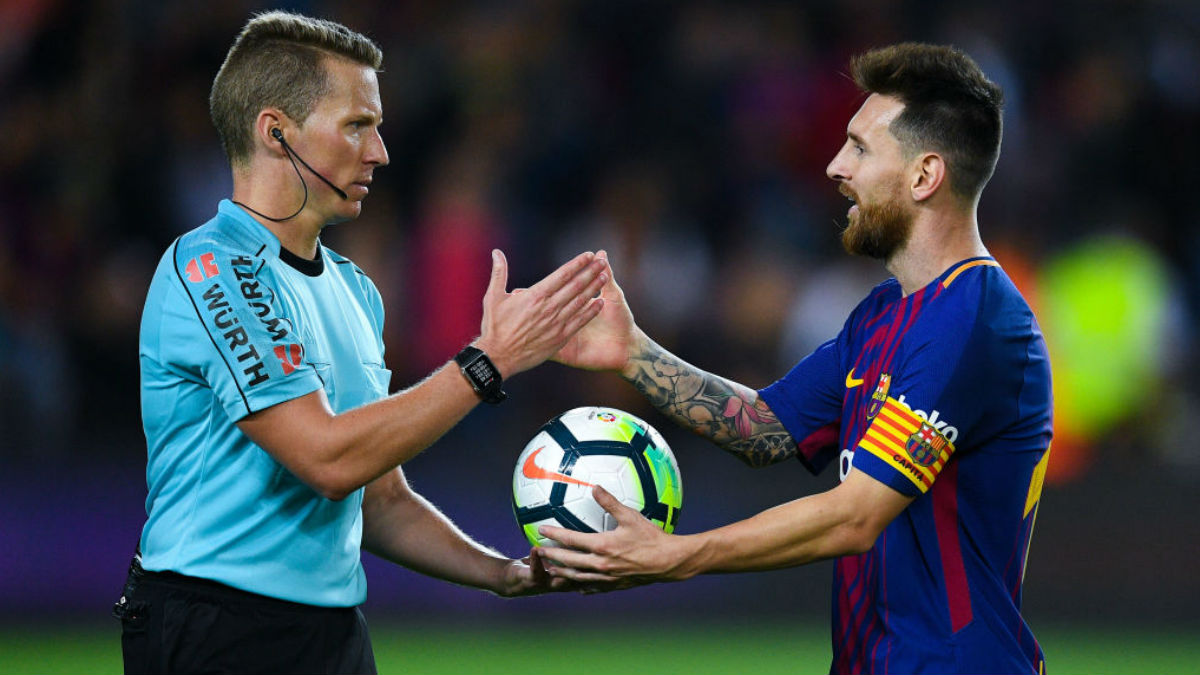 Hernández Hernández y Messi se saludan, tras el Barcelona-Eibar del presente curso (Getty).