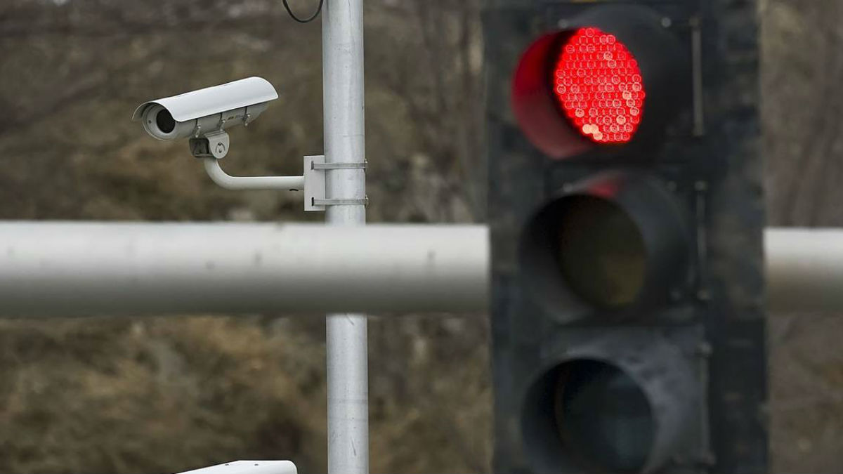 Las multas puestas por las cámaras que controlan que no nos saltemos los semáforos en rojo pueden ser ilegales por los defectos que presentan los sistemas encargados de detectar las infracciones.