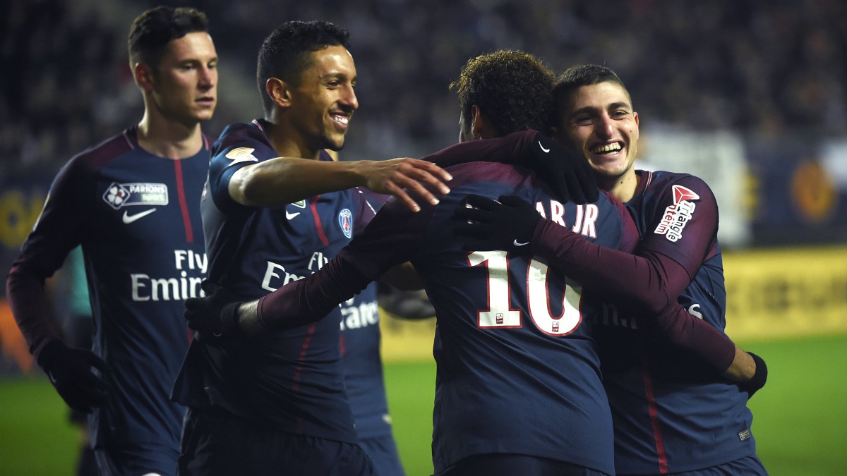 Neymar celebra el gol junto a sus compañeros. (AFP)