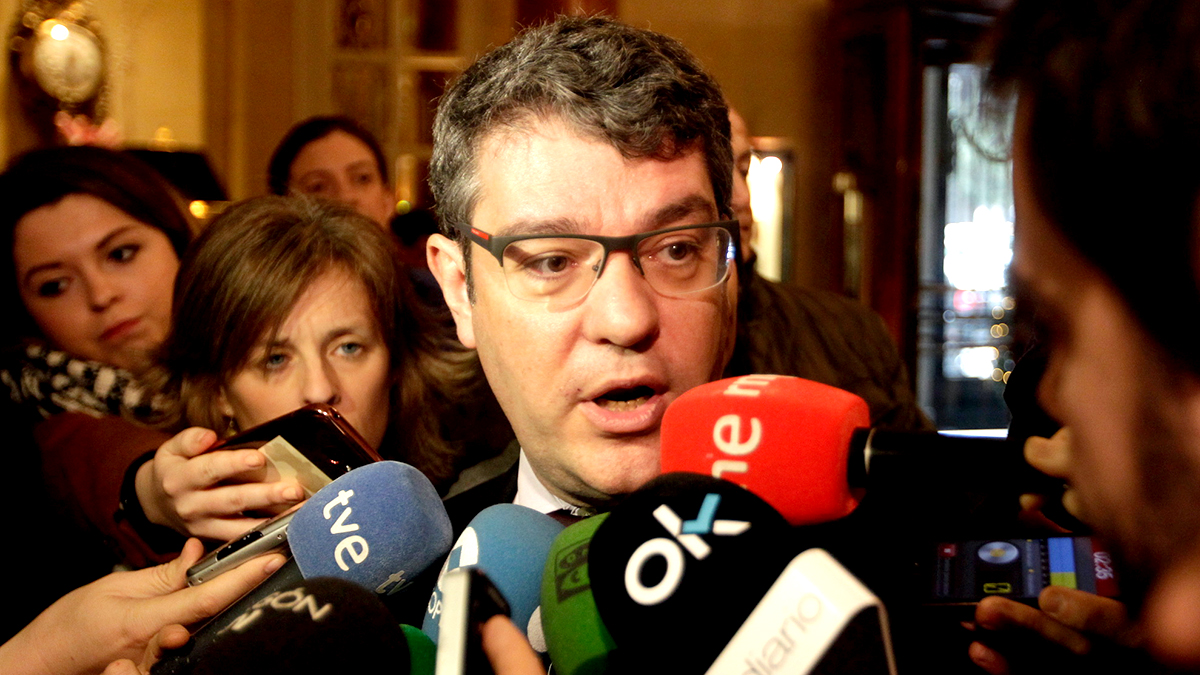El Ministro de Energía, Turismo y Agenda Digital, Álvaro Nadal, atendiendo a los medios. (Foto: Francisco Toledo)