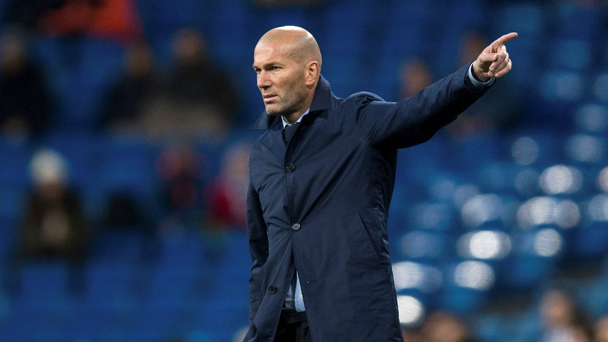Zinedine Zidane da instrucciones con un Santiago Bernabéu vacío de fondo. (EFE)
