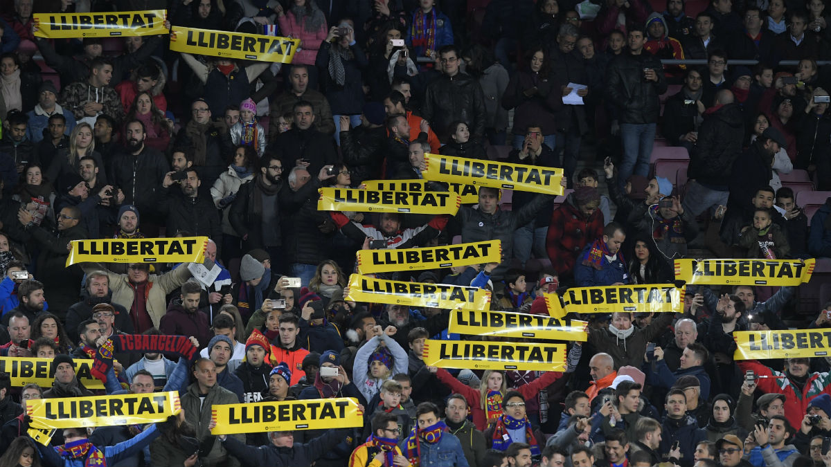 Pancartas a favor de los golpistas en el Camp Nou. (AFP)