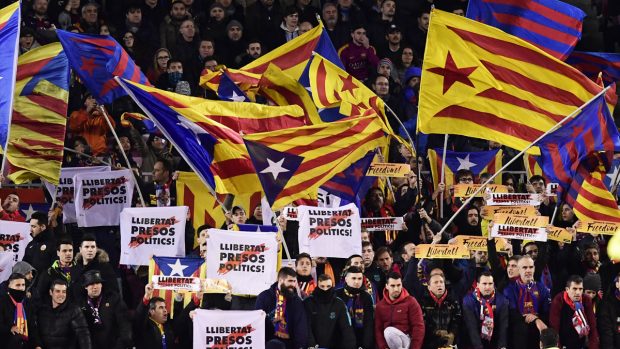 Grada del Camp Nou con esteladas y carteles con proclamas independentistas