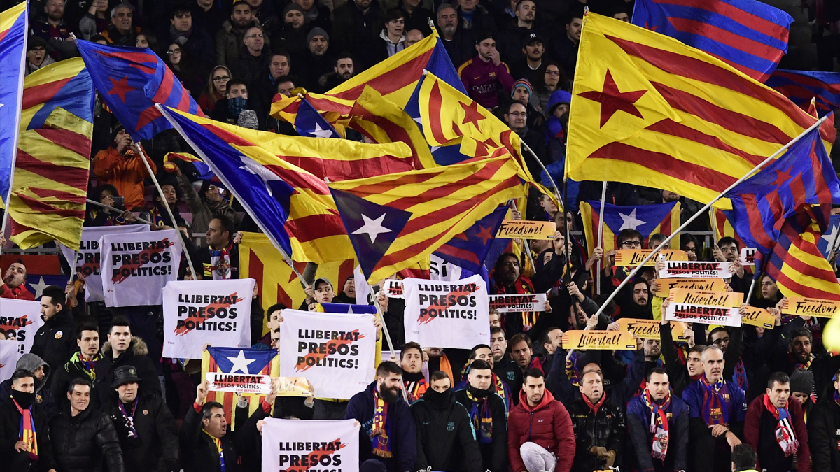 Grada del Camp Nou con esteladas y carteles con proclamas independentistas. (Foto: AFP)