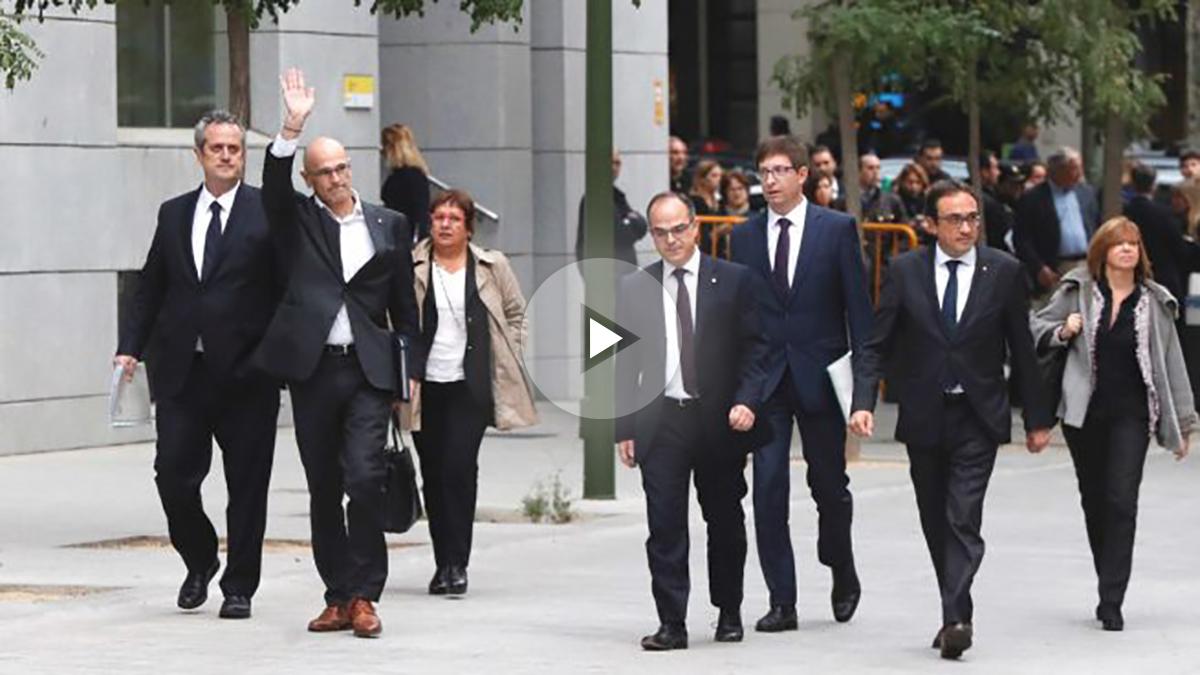 Los exmiembros del Govern (de izda. a dcha.) Joaquín Forn, Raül Romeva, Dolors Bassa, Jordi Turull, Josep Rull y Meritxell berrás a su llegada a la sede de la Audiencia Nacional (Foto: Efe)