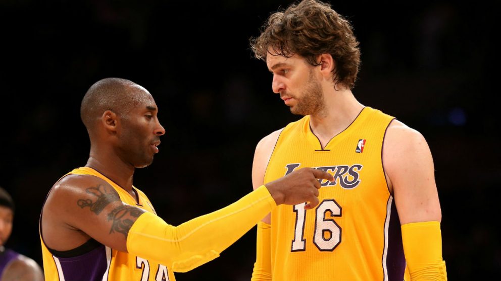 Pau Gasol charla con Kobe Bryant durante su etapa en los Lakers. (AFP)