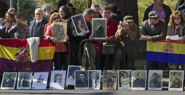 Banderas republicanas en favor de la ley de Memoria Democrática de Andalucía