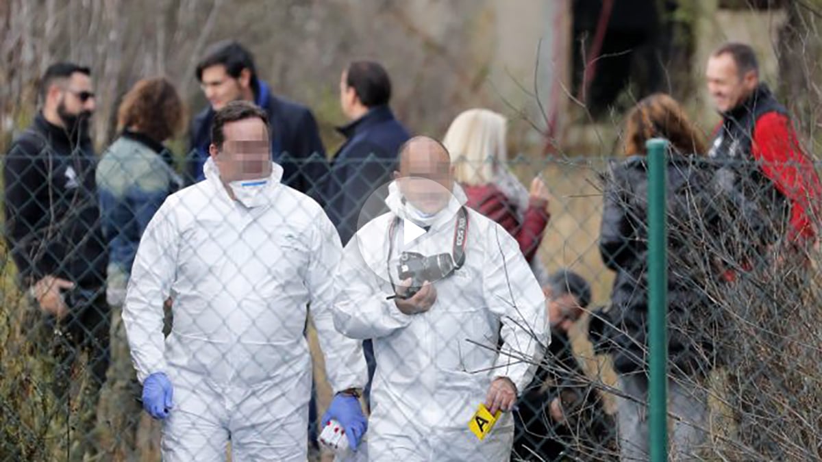 Miembros de la investigación, los abogados y representantes judiciales en la inspeccción ocular de la nave donde fue hallado el cadáver de Diana Quer, en Asados. (Foto: EFE)