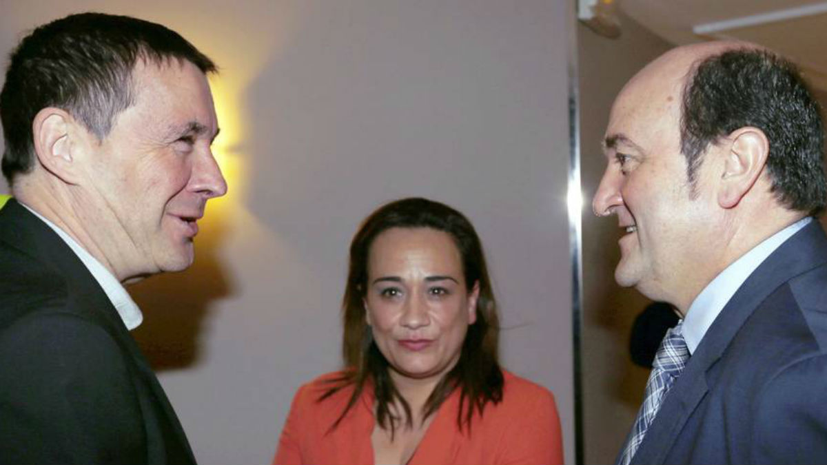 La parlamentaria del PSE, Rafaela Romero, con Arnaldo Otegi (EH Bildu) y Andoni Ortúzar (PNV)