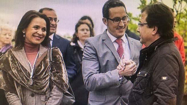 El chiringuito extremeño del PSOE: otro cargo clave de Sánchez enchufó a su marido a los 3 meses de casarse