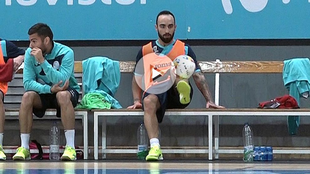Ricardinho juega con una pelota en el banquillo de Inter. (Foto: Enrique Falcón)