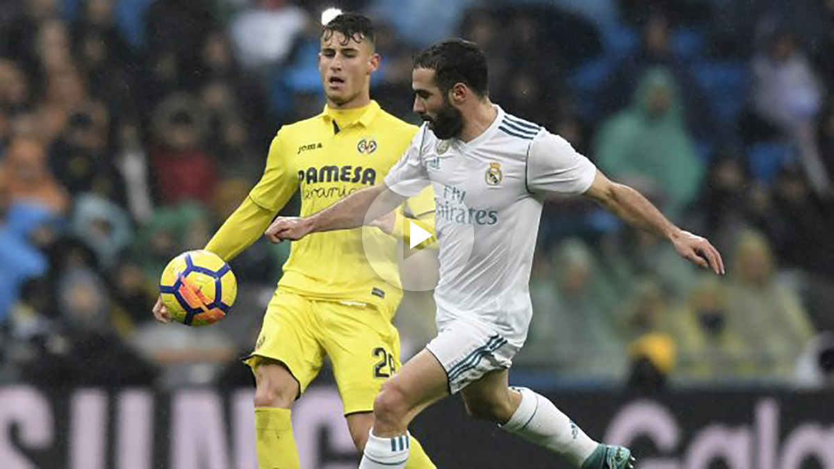 Carvajal disputa un balón en el partido contra el Villarreal. (AFP)
