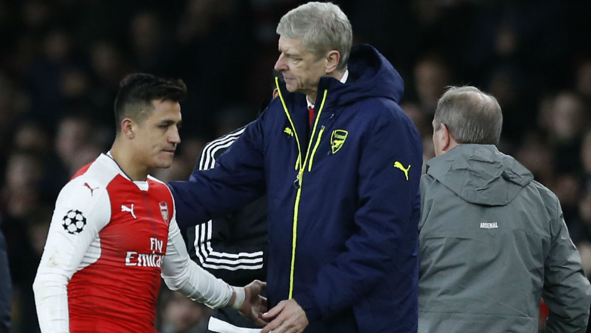 Alexis Sánchez y Wenger se saludan durante un partido de Arsenal. (AFP)