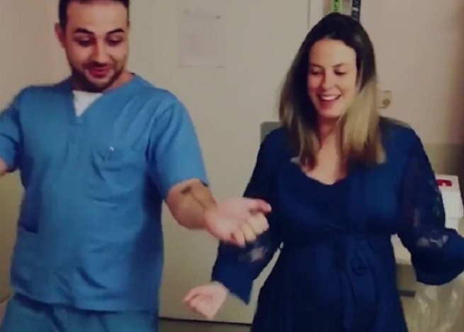 El doctor que es viral por su método de parto