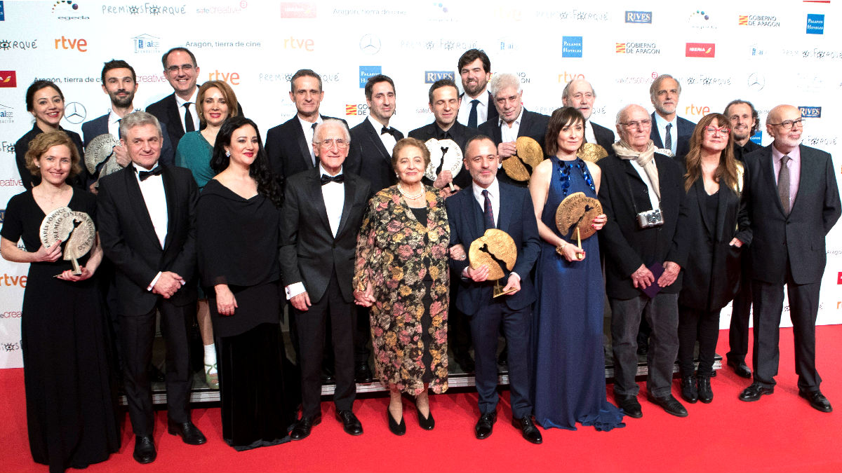 Foto de familia de todos los galardonados en los Premios Forqué (Foto: Efe).