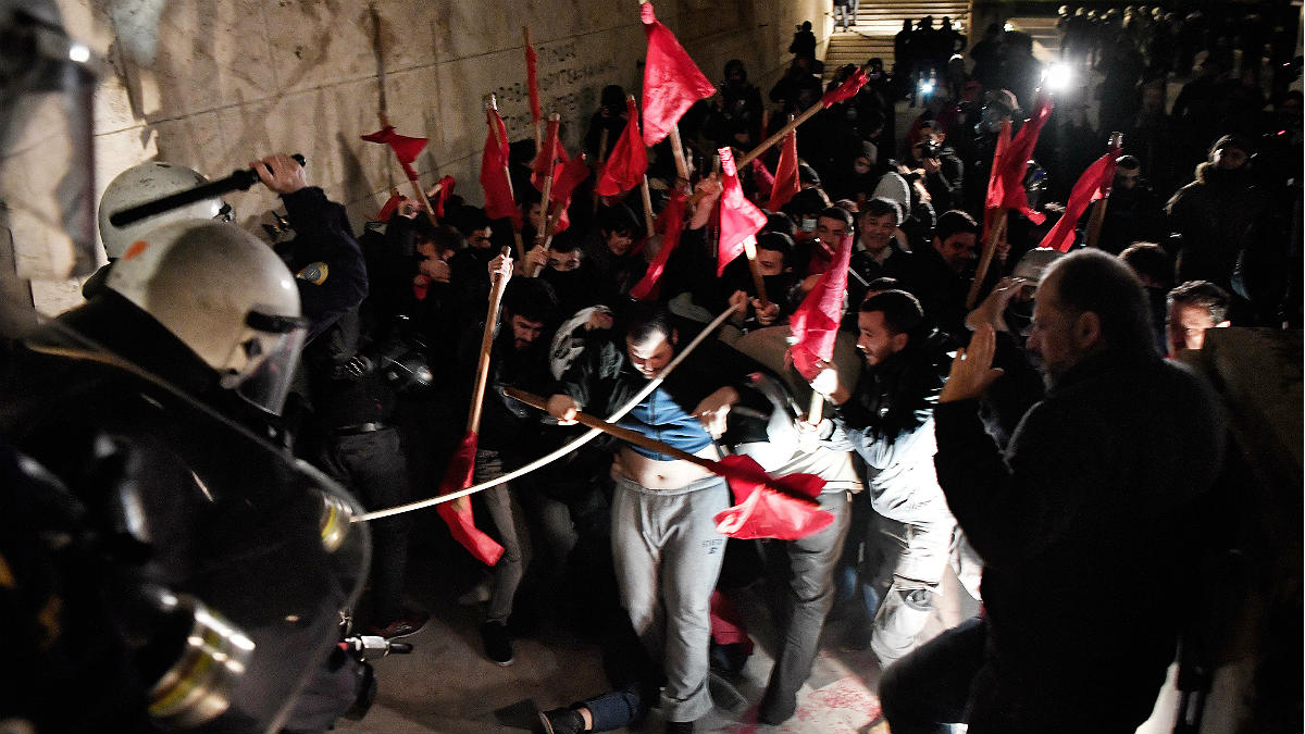 Cargas policiales en Atenas contra jóvenes que protestaban junto al Parlamento por los nuevos recortes. (AFP)