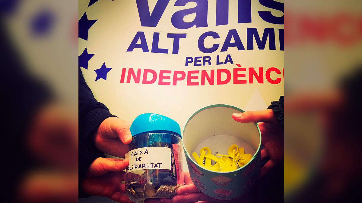 La ANC de Valls recaudó dinero para su ‘caja de solidaridad’ vendiendo lazos amarillos hechos por niños